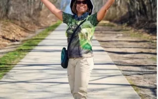 LindaHarris_Walk_ArmsUp